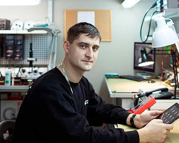 Мастер сервисного центра по ремонту техники Carl Zeiss
